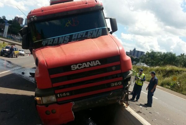 Pela Região: Colisão entre dois caminhões na BR-282