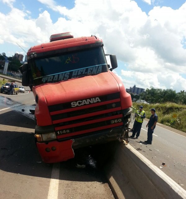 Pela Região: Colisão entre dois caminhões na BR-282