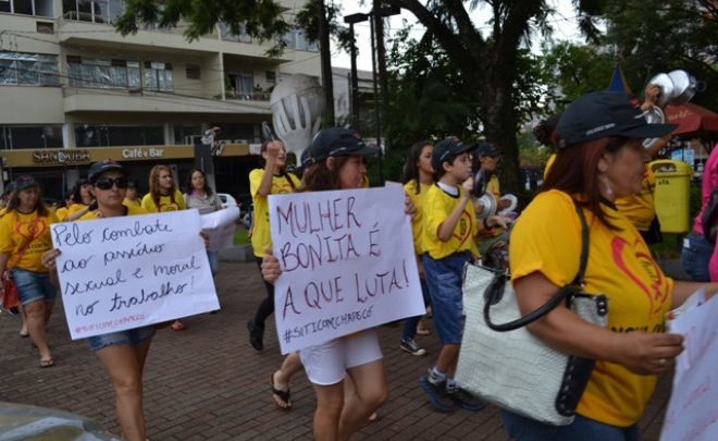 Com panelas nas mãos mulheres pedem respeito e direitos: