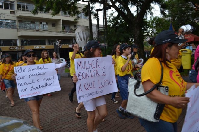 Com panelas nas mãos mulheres pedem respeito e direitos: