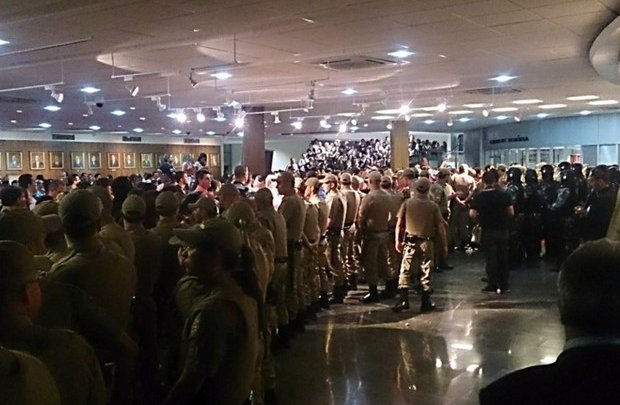 Servidores estaduais e PM entram em choque durante protesto na Alesc