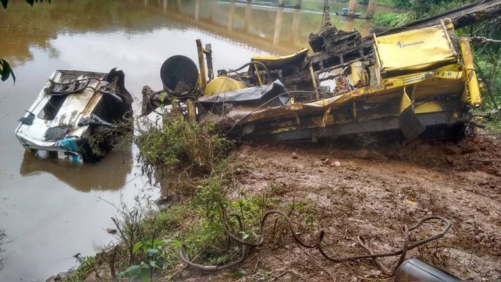 Somente após 10 dias caminhão é retirado do Rio Irani após grave acidente