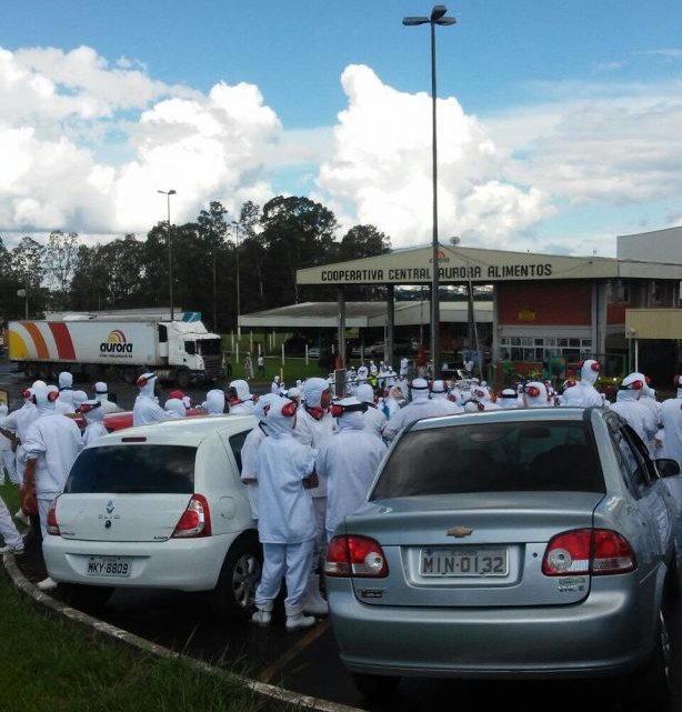 Bombeiros combatem incêndio em uma unidade da Aurora