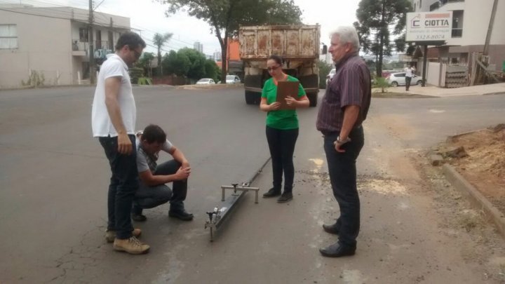 Vereador Gringo acompanha restauração do asfalto no Seminário