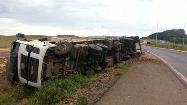 Carreta com tijolos tomba na 282