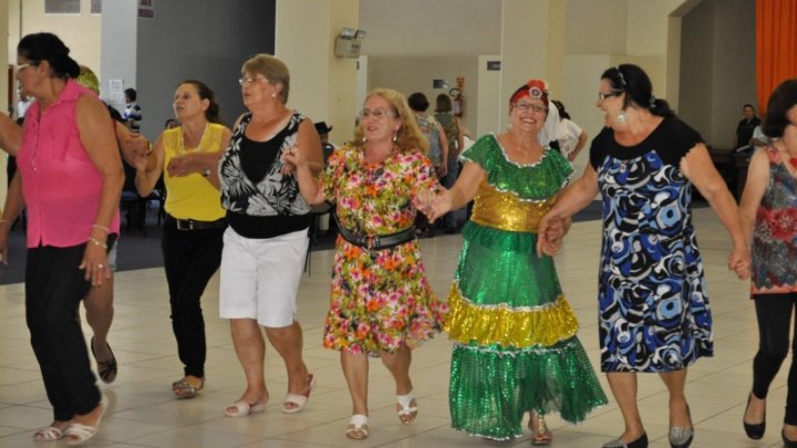 Carnaval 2016: Idosos caem na folia em Chapecó