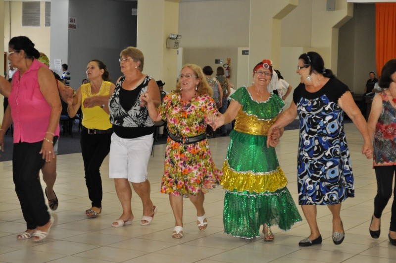 Carnaval 2016: Idosos caem na folia em Chapecó