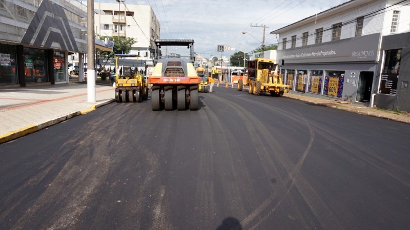 colocacao-de-capa-asfaltica-definitiva-na-sao-pedro-2-