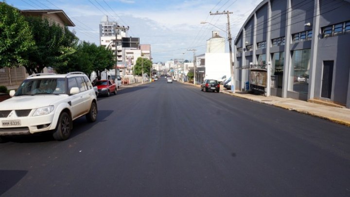 Avenida São Pedro recebe o asfalto novo