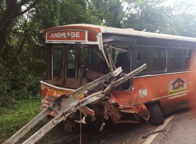 Colisão de carro e ônibus provoca uma morte e cinco feridos em Joaçaba