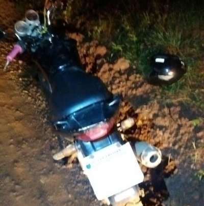 Casal é flagrado com criança em moto, pai tenta fugir e é pego pela PM