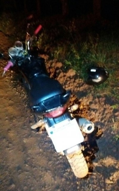 Casal é flagrado com criança em moto, pai tenta fugir e é pego pela PM