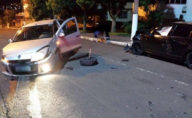 Veículo perde uma das rodas em colisão registrada em Chapecó