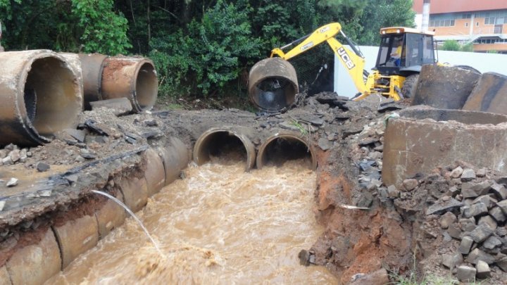 Rua Sicília está fechada para obras de drenagem pluvial