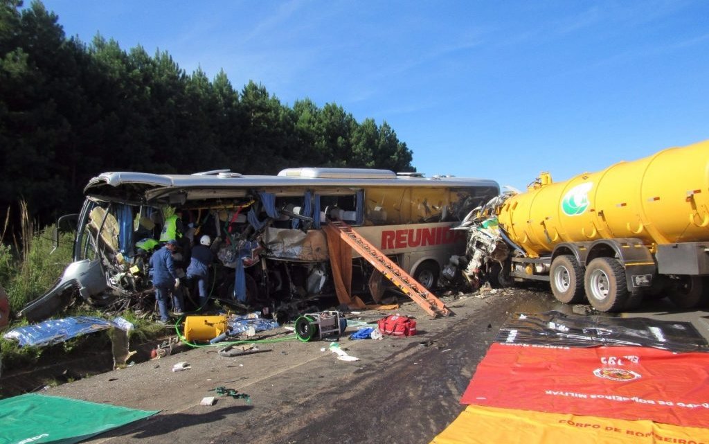 Colisão entre ônibus e caminhão deixa quatro mortos e 13 feridos