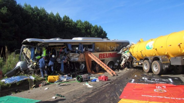 Colisão entre ônibus e caminhão deixa quatro mortos e 13 feridos