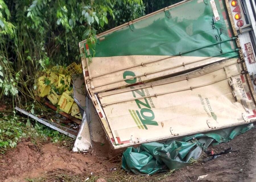 Motorista morre em capotamento de uma carreta da Tozzo