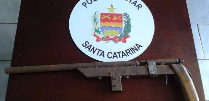 Polícia Militar encontra arma durante reintegração de posse em Campo Erê