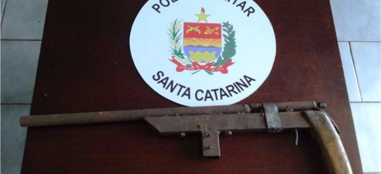 Polícia Militar encontra arma durante reintegração de posse em Campo Erê