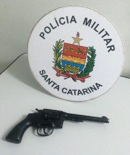 Após denuncia polícia prende homem com arma de fogo no posto Avenida