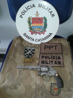 Polícia prende homem de 19 anos por porte ilegal de arma no Expoente