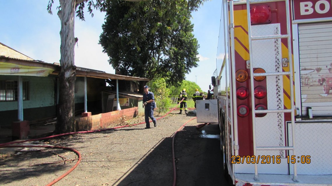 Bombeiros combatem incêndio em casa desabitada na Nereu Ramos