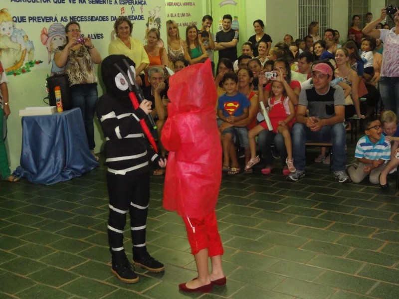 Educação: Escola promove teatro contra dengue