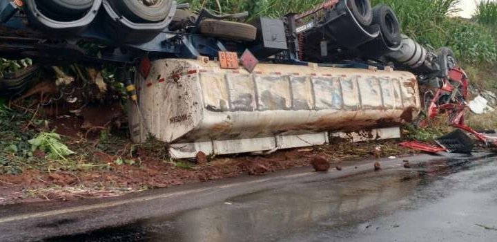 Tombamento de caminhão com óleo deixa SC-160 interditada