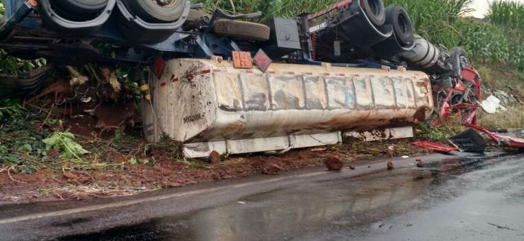 Tombamento de caminhão com óleo deixa SC-160 interditada