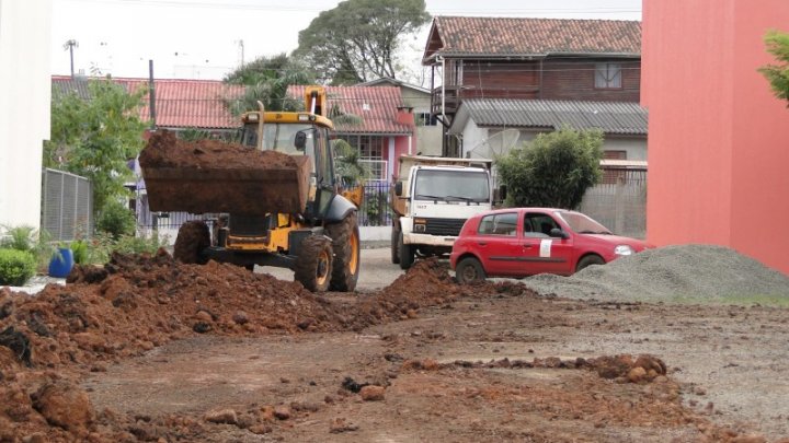 Superintendência da Efapi implanta tubulação na Vila Mantelli