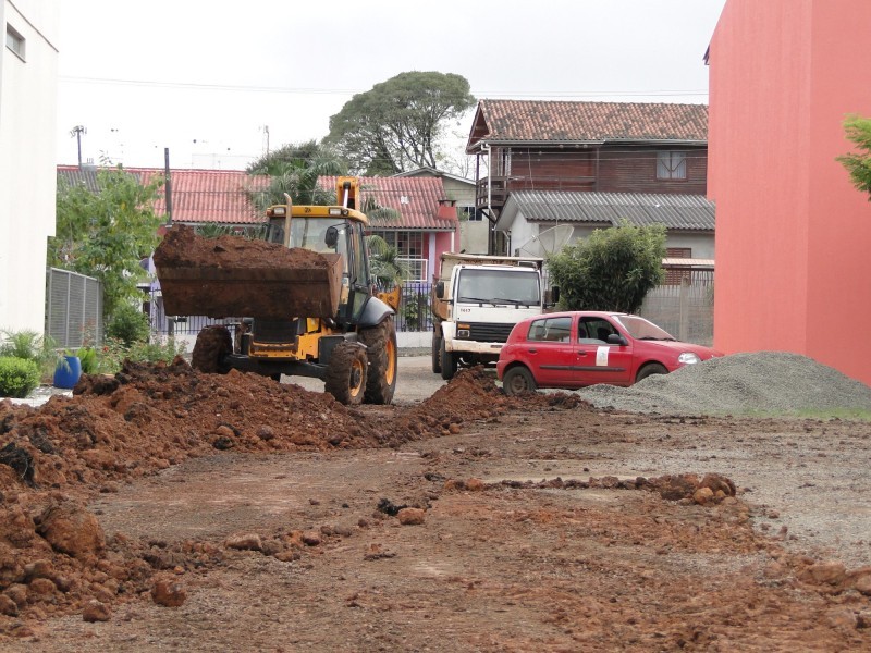 Superintendência da Efapi implanta tubulação na Vila Mantelli