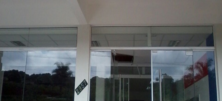 Bandidos tentam arrombar caixas eletrônicos de agência bancária na Efapi em Chapecó