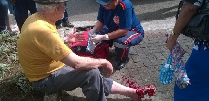 Idoso atropelado em faixa de pedestre por lotação morre no HRO