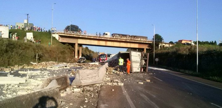 Carreta carregada tomba e interrompe tráfego na BR-282 em Xanxerê