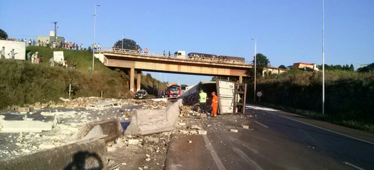 Carreta carregada tomba e interrompe tráfego na BR-282 em Xanxerê