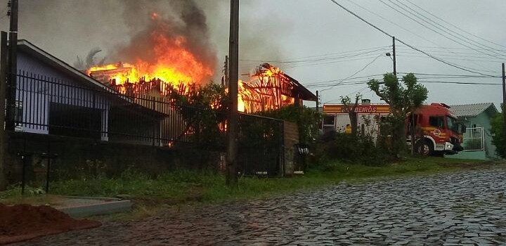 Casa é destruída por fogo no bairro Paraiso