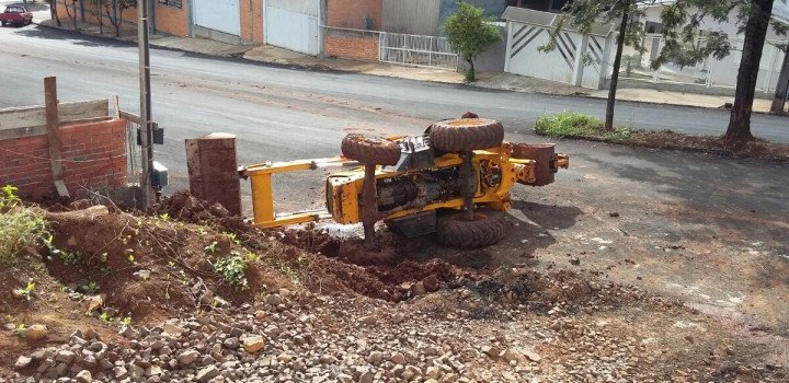 Retroescavadeira tomba em Coronel Freitas