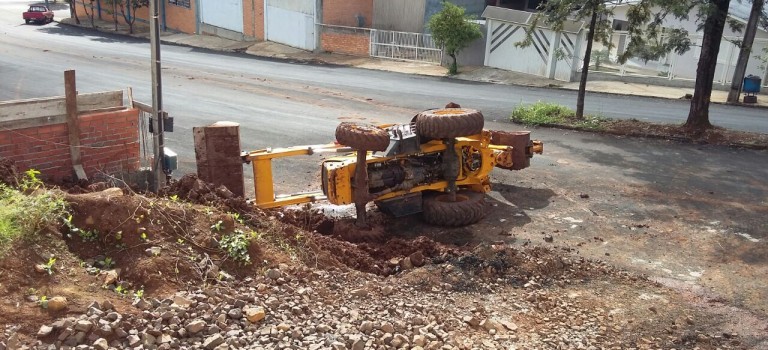 Retroescavadeira tomba em Coronel Freitas