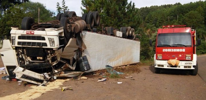 Caminhoneiro de Xanxerê fica ferido em capotamento na BR-282