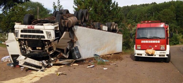 Caminhoneiro de Xanxerê fica ferido em capotamento na BR-282