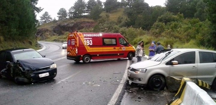 Bombeiros de Chapecó auxiliam no resgate de feridos em acidente na BR 282