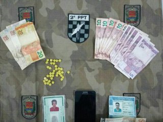 Polícia prende quatro pessoas comercializando ecstasy em Boate