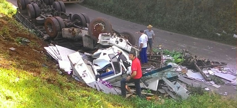 Capotamento deixa caminhão destruído na SC-155