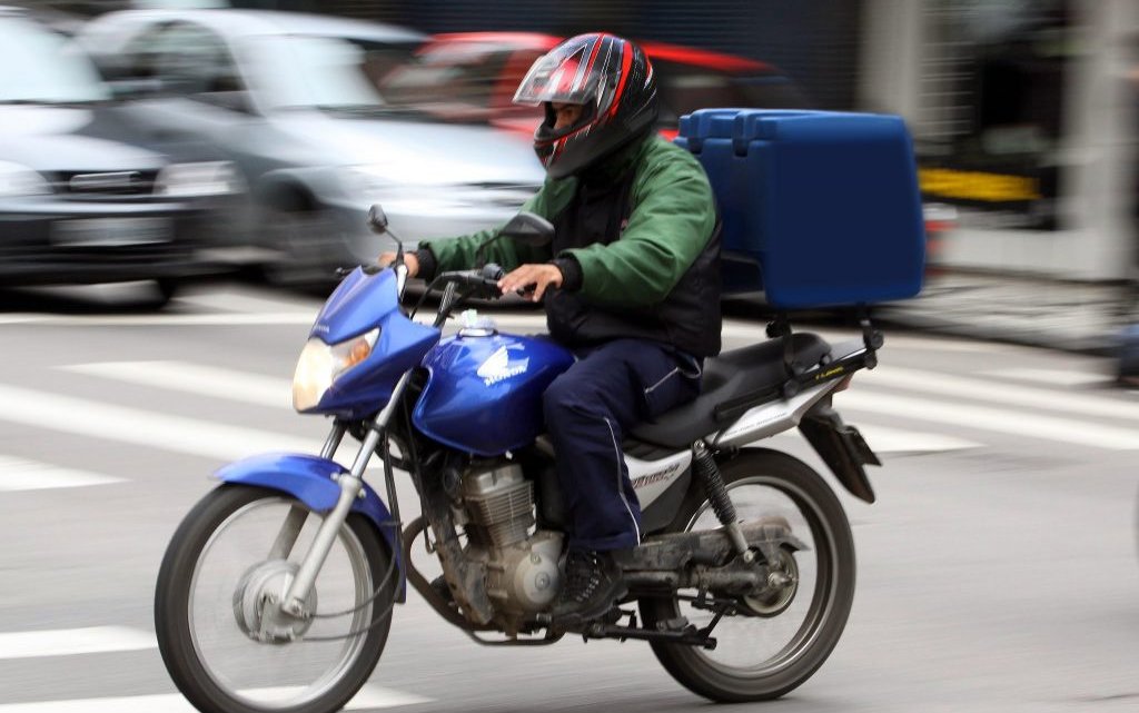 Motoboy é vítima de assaltantes no Centro da cidade na rua Porto Alegre