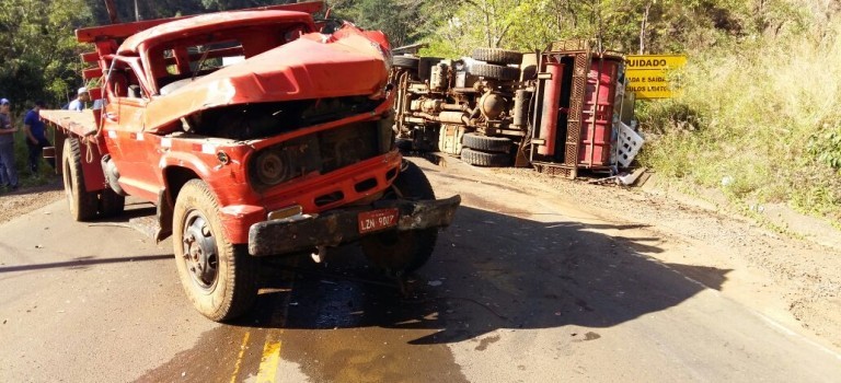 Colisão envolve dois caminhões na SC-283