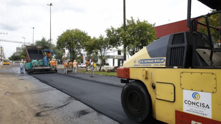 Avenida Getúlio Vargas recebe o asfalto novo