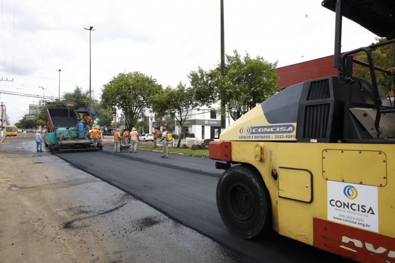 Avenida Getúlio Vargas recebe o asfalto novo