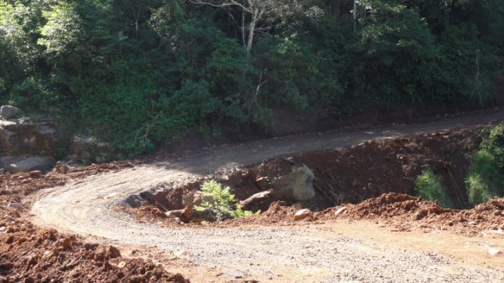 Prefeitura desobstrui estrada no Bormann