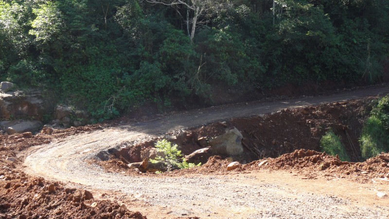 Prefeitura desobstrui estrada no Bormann