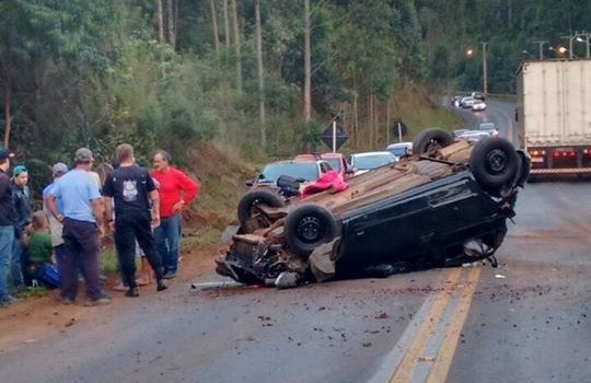 Veículo capota no contorno viário oeste